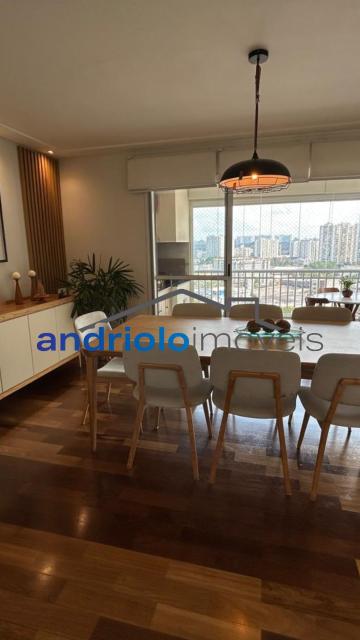Apartamento à venda com 121m², localizado na Rua Carreiro de Pedra, nº 111, em condomínio fechado com excelente infraestrutura e segurança.

O imóvel conta com 3 dormitórios, sendo 1 suíte, 4 banheiros, lavabo, 2 salas amplas, cozinha com armários, área de serviço, escritório e ar-condicionado. Possui armários embutidos, varanda, sacada e um excelente terraço gourmet com churrasqueira, ideal para receber amigos e família.

O condomínio oferece lazer completo, com portaria 24h, segurança patrimonial, piscina, academia, salão de festas, salão de jogos, sauna, playground e quadra poliesportiva. Torre com 23 andares, sendo 4 unidades por andar. Conta ainda com 2 vagas de garagem cobertas.

Localização privilegiada, próxima a shoppings, escolas, transporte público e principais vias de acesso, proporcionando comodidade e fácil deslocamento.

Aceita financiamento e uso de FGTS.