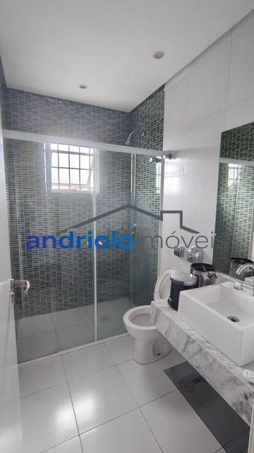 CASA RESIDENCIAL 184m²  com Area de Servico, Armario de Cozinha, Armario Embutido, Churrasqueira, Closet, Despensa, Entrada de Servico Independent, Quintal, Sala de Jantar, 3 Dormitórios, 1 Suites, 4 Banheiros, 2 Salas, 2 Vagas, 2 Garagem, Ar Condicionado, Lavabo, Cozinha, Dormitório Empregada, Garagem Coberta, Edicula, Vaga Coberta. Aceita financiamento. 