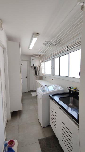 Este belíssimo apartamento residencial de 154m² oferece ambientes amplos, bem distribuídos e infraestrutura completa para toda a família.
O imóvel conta com 4 dormitórios, sendo 3 suítes. Um dos dormitórios foi adaptado para uma aconchegante sala de TV ou ate mesmo para receber visitas, proporcionando ainda mais conforto e versatilidade aos ambientes. Possui amplo closet, lavabo, 5 banheiros, sala de jantar e uma maravilhosa varanda gourmet com churrasqueira a carvão, ideal para receber amigos e familiares.
Conta ainda com ar-condicionado de primeira linha, recentemente substituído, garantindo maior eficiência, conforto térmico e modernidade ao imóvel. Além disso, possui armários embutidos, armários de cozinha, área de serviço, WC de empregada, cozinha funcional.
O condomínio oferece lazer completo, segurança e comodidade para toda a família:
O imóvel possui 2 vagas cobertas de garagem, com fácil acesso às principais vias da região, próximo a shopping centers, escolas e transporte 