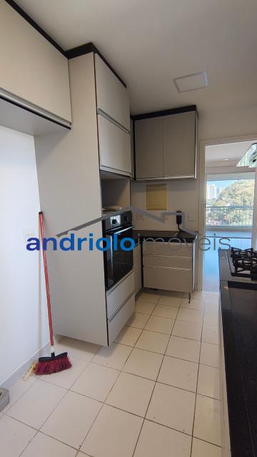  Apartamento residencial com 121m², localizado na Rua Carreiro de Pedra, nº 111, em condomínio completo e com excelente infraestrutura. O imóvel conta com 3 dormitórios, sendo 1 suíte, 3 banheiros, lavabo, 2 salas amplas, cozinha com armários, área de serviço. Possui armários embutidos, closet e um agradável terraço gourmet com churrasqueira.Ar condicionado na suite e sala.

O condomínio oferece lazer e segurança, com portaria, segurança patrimonial, piscina, academia, salão de festas, salão de jogos, sauna, playground e quadra poliesportiva. Conta ainda com gerador e 2 vagas de garagem cobertas rotativas.

Localização privilegiada, próxima a comércios, escolas, transporte público e principais vias de acesso, proporcionando praticidade e qualidade de vida.
