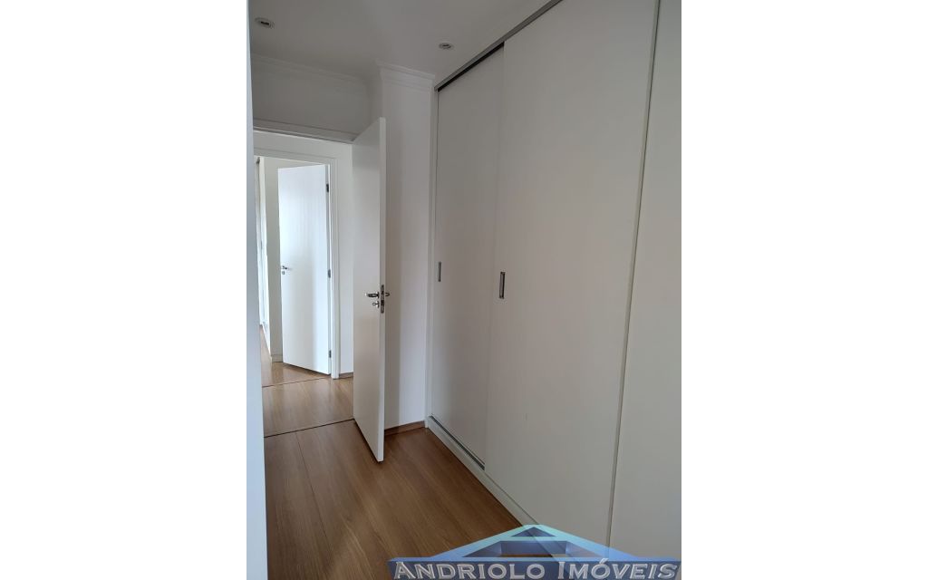  Apartamento residencial com 121m², localizado na Rua Carreiro de Pedra, nº 111, em condomínio completo e com excelente infraestrutura. O imóvel conta com 3 dormitórios, sendo 1 suíte, 3 banheiros, lavabo, 2 salas amplas, cozinha com armários, área de serviço. Possui armários embutidos, closet e um agradável terraço gourmet com churrasqueira.

O condomínio oferece lazer e segurança, com portaria, segurança patrimonial, piscina, academia, salão de festas, salão de jogos, sauna, playground e quadra poliesportiva. Conta ainda com gerador e 2 vagas de garagem cobertas rotativas.

Localização privilegiada, próxima a comércios, escolas, transporte público e principais vias de acesso, proporcionando praticidade e qualidade de vida.