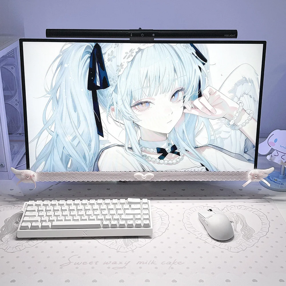 Nova Decoração de Tela: Acabamento de Monitor em Renda Branca com Asas de Anjo de Pelúcia – Decoração Estética Doce para Computador, Ideal para Casa, Escritório e Setup de Mesa Gamer