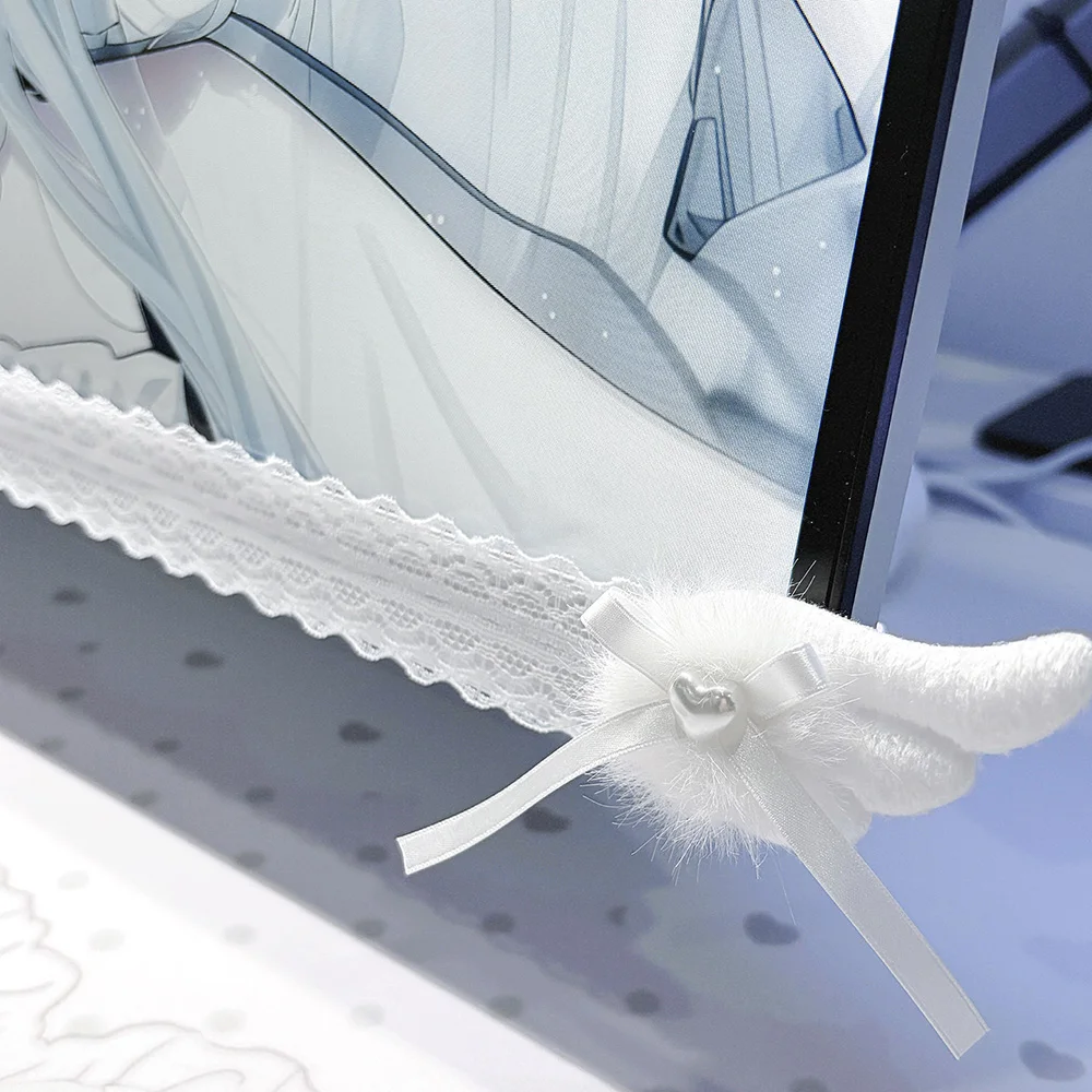 Nova Decoração de Tela: Acabamento de Monitor em Renda Branca com Asas de Anjo de Pelúcia – Decoração Estética Doce para Computador, Ideal para Casa, Escritório e Setup de Mesa Gamer