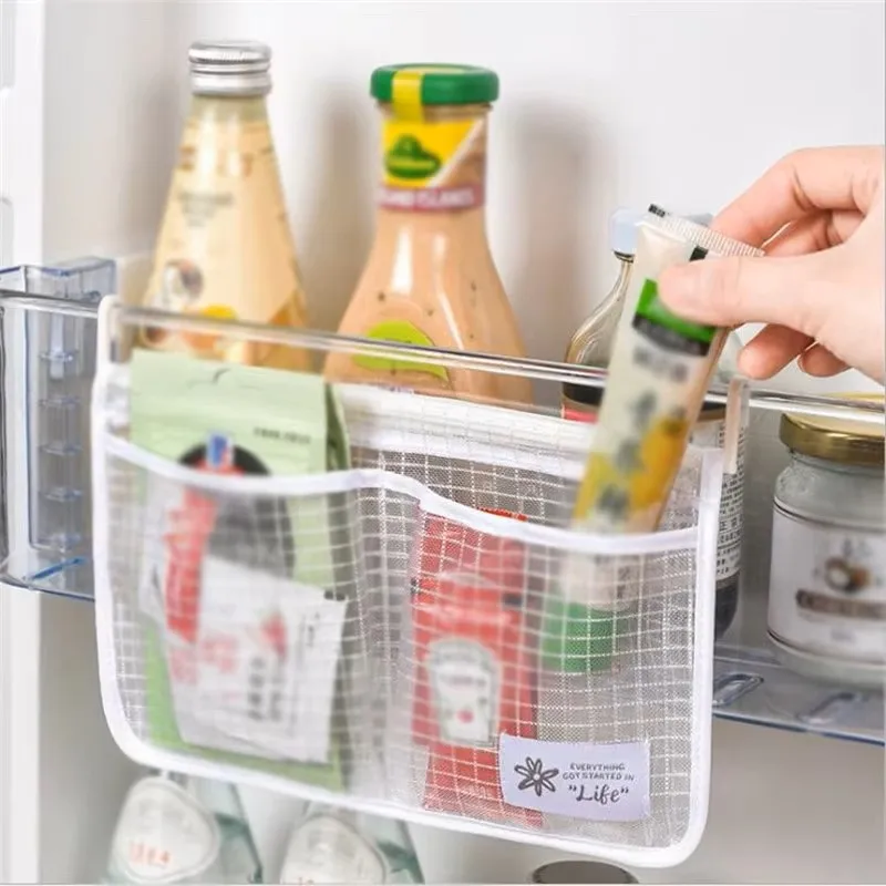 1 unidade de saco de rede para pendurar na geladeira – organizador para a porta da geladeira, ideal para guardar utensílios na cozinha. 1 unidade de saco de rede para pendurar na geladeira – organizador para a porta da geladeira, ideal para guardar utensílios na cozinha.