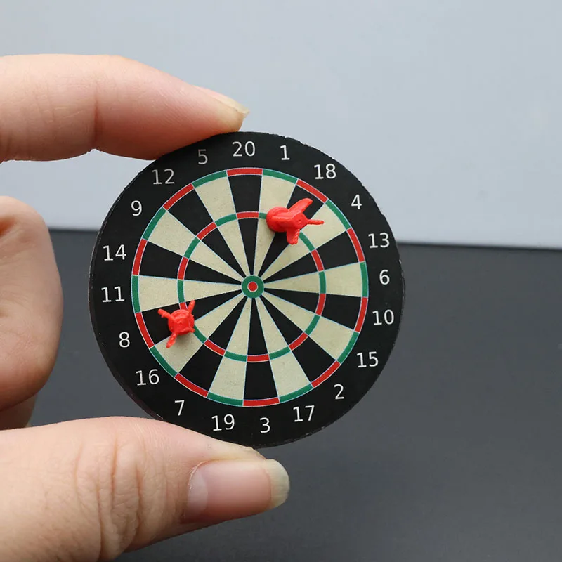 Jogo de Dardos em Miniatura 1/6 com Ímãs para Geladeira, Conjunto de Dardos para Brincadeira de Faz de Conta, Acessórios de Decoração para Casa com Adesivo e Magnéticos de Dupla Função