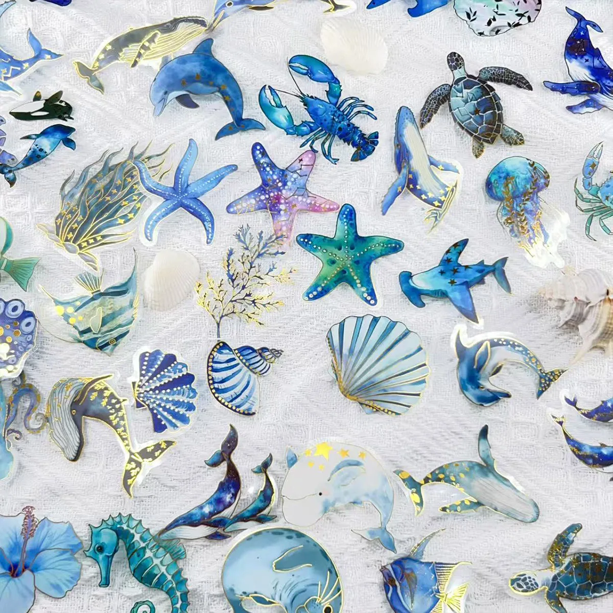 Pacote de 50 adesivos de criatura do mar de folha de ouro dos desenhos animados, animal de estimação transparente impermeável para decoração de diário, guitarra, caderno