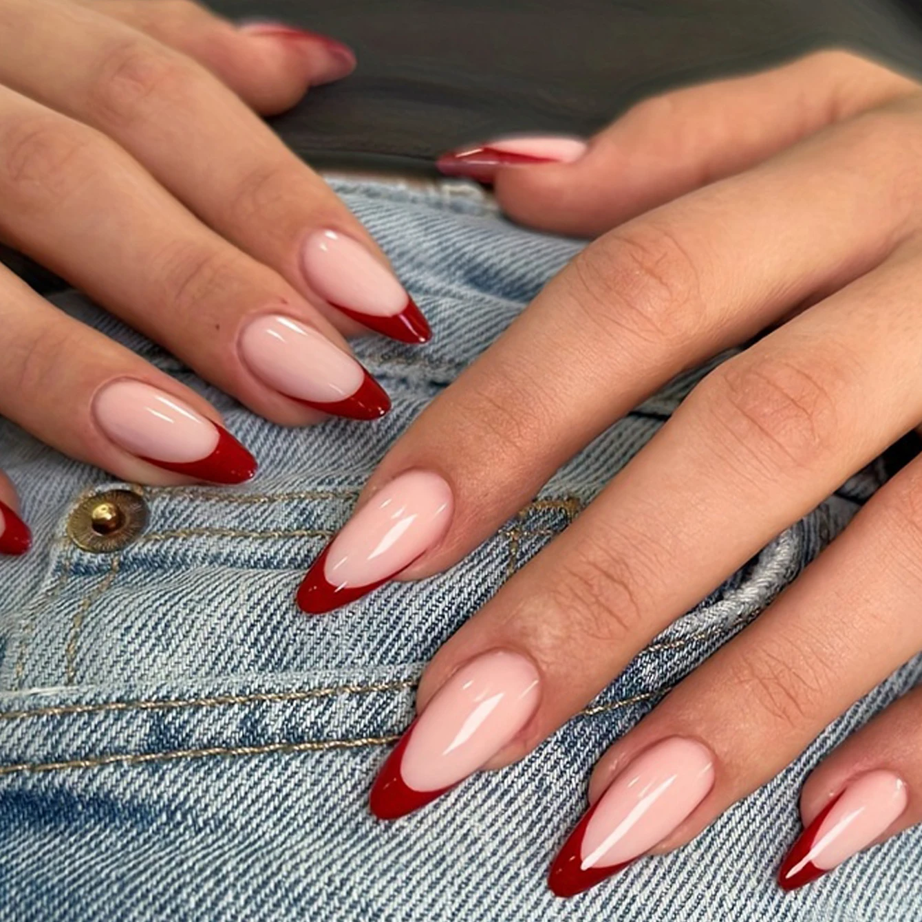 24 peças para atualizar instantaneamente o seu visual com o conjunto de unhas postiças vermelhas francesas em formato de amêndoa de cobertura total, 1 lixa de unhas e 1 kit de adesivos de cola para unhas.