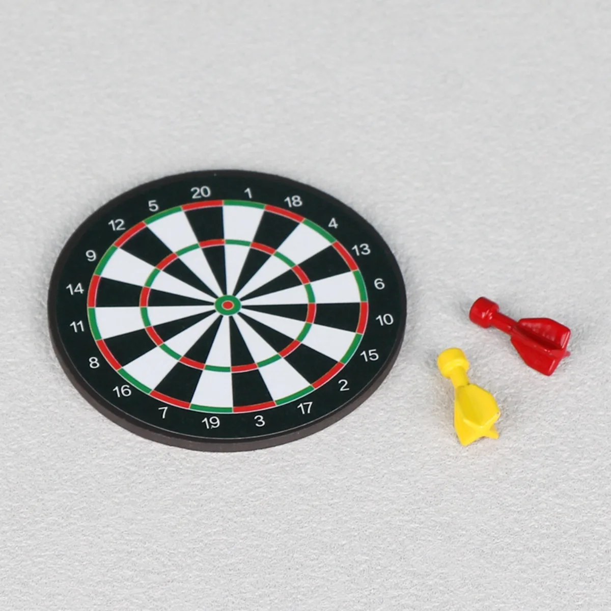 Jogo de Dardos Miniatura 1/6 com Ímãs para Geladeira, Kit de Dardos para Brincadeira de Faz de Conta, Acessórios de Decoração para Casa com Adesivo e Magnéticos de Dupla Função