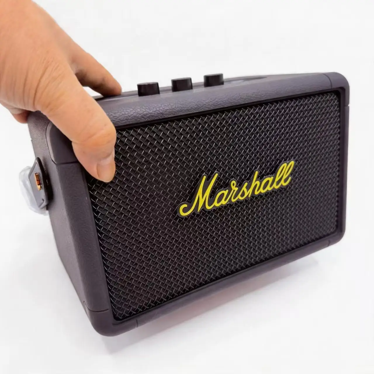 Caixa de Som Bluetooth Portátil Marshall Kilburn II, Textura de Couro Preto, Logo Amarelo, Estéreo para Uso Externo, Ideal para Caminhadas