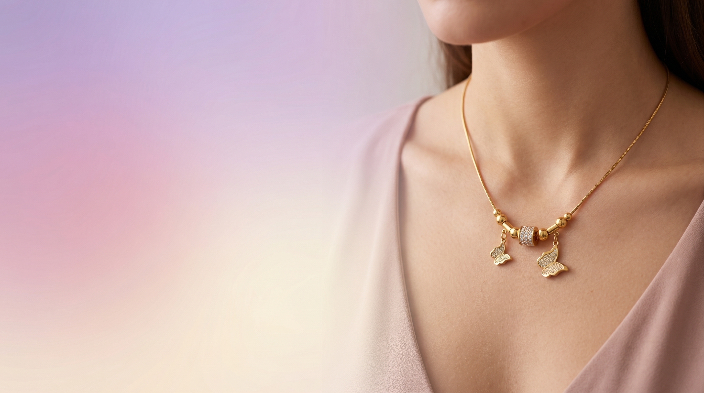 Colar dourado com pingentes de borboleta delicados, em aço inoxidável 316L, em destaque numa superfície lisa, capturando a luz ambiente.