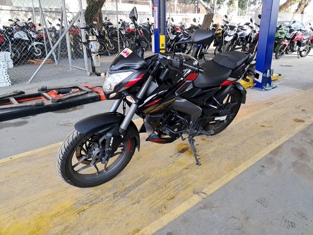 BAJAJ DOMINAR D160 Frente Motorista