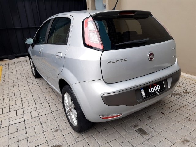 FIAT PUNTO ESSENCE 1.6 Traseira Motorista