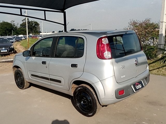 FIAT UNO VIVACE 1.0 Traseira Motorista
