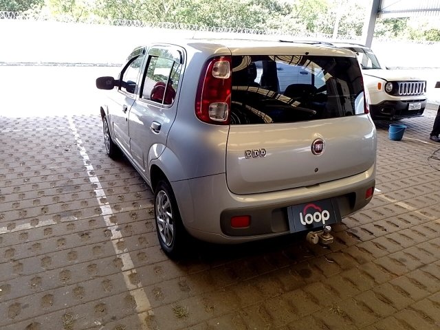 FIAT UNO VIVACE 1.0 Traseira Motorista