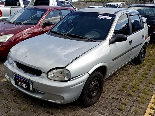 GM Corsa Classic 2003 Conservado com avarias
