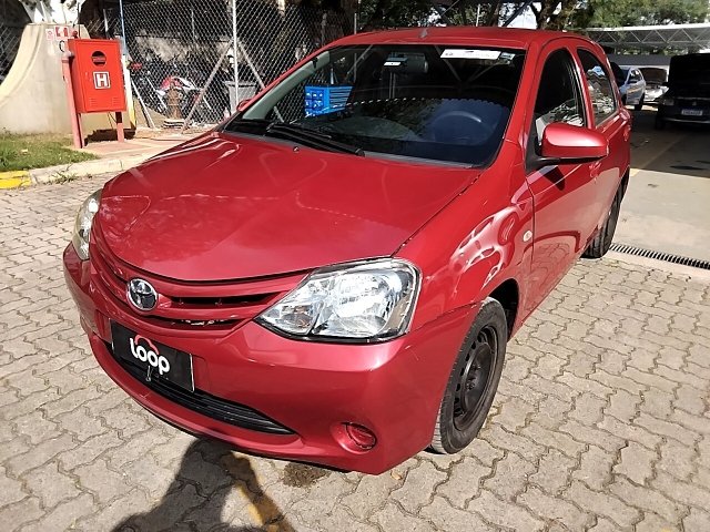 Veículo Toyota Etios Toyota Etios HB X 2014/2015 Vermelha com Reparos e Sinistro 2015 em leilão