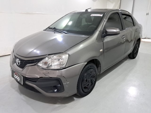 Veículo Toyota Etios Toyota Etios SD XS 1.5 Automático 2017 Conservado com Amassados 2018 em leilão