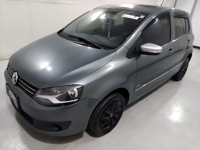 Veículo VW - VolksWagen Fox Volkswagen Fox 1.0 GII 2010/2011 com avarias no painel e lataria 2011 em leilão