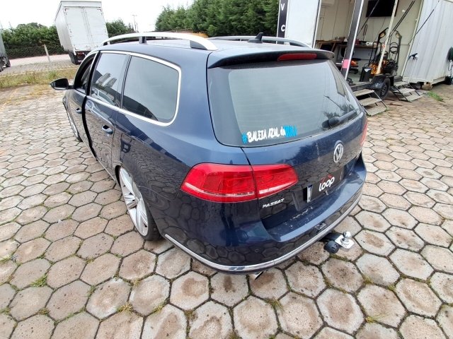 VW PASSAT VAR. 2.0T Traseira Motorista
