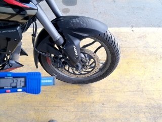 BAJAJ DOMINAR D160 Pneu dianteiro dir.