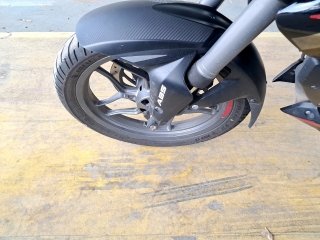 BAJAJ DOMINAR D160 Pneu dianteiro esq.