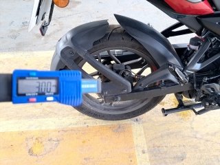 BAJAJ DOMINAR D160 Pneu traseiro dir.