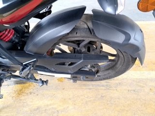 BAJAJ DOMINAR D160 Pneu traseiro esq.