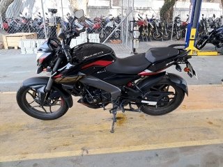 BAJAJ DOMINAR D160 Porta e interior motorista