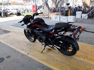 BAJAJ DOMINAR D160 Traseira Motorista