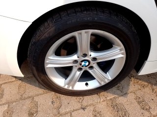 BMW 428I GRAN COUPE Pneu traseiro dir.