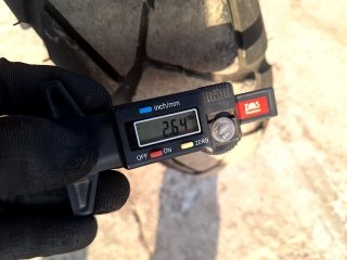 BMW G310 GS Pneu traseiro esq.