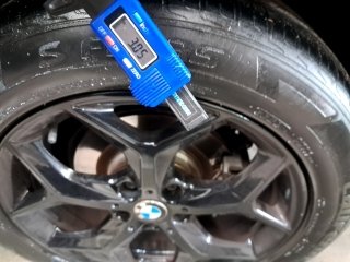 BMW X1 S20I ACTIVEFLEX Pneu traseiro esq.