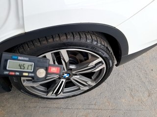 BMW X1 SDRIVE1.8I VL31 Pneu traseiro esq.