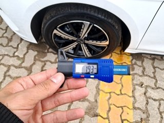 BYD KING GS DM Pneu traseiro dir.