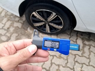 BYD KING GS DM Pneu traseiro esq.