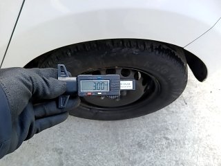 CHEV ONIX JOY Pneu traseiro esq.