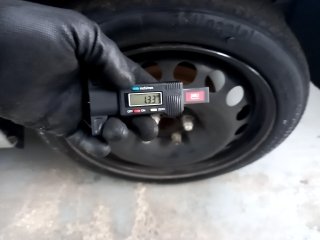 CHEV ONIX JOY Pneu traseiro esq.