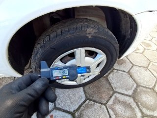 CHEVROLET CLASSIC LS Pneu dianteiro dir.