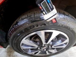 CHEVROLET ONIX 1.4AT LTZ Pneu dianteiro dir.
