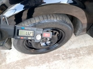 CHEVROLET ONIX 1.4MT LT Pneu dianteiro esq.