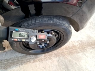 CHEVROLET ONIX 1.4MT LT Pneu traseiro esq.