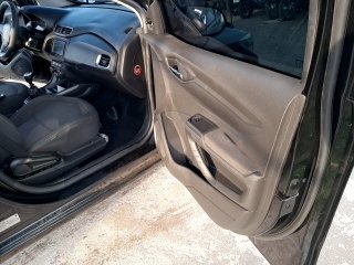 CHEVROLET ONIX 1.4MT LT Porta e interior passageiro