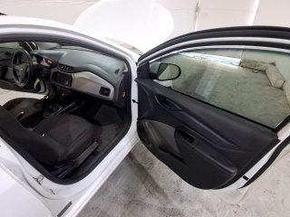 CHEVROLET ONIX 10MT JOYE Porta e interior passageiro