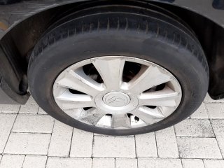 CITROEN C4 PALLAS20GAF Pneu traseiro esq.