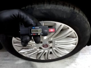 FIAT GRAND SIENA ESSENCE 1.6 Pneu dianteiro dir.