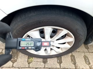 FIAT IDEA ESSENCE 1.6 Pneu dianteiro esq.