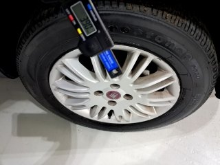 FIAT LINEA LX 1.9 DUAL Pneu traseiro esq.