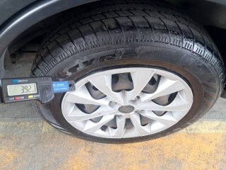 FIAT MOBI LIKE Pneu traseiro esq.