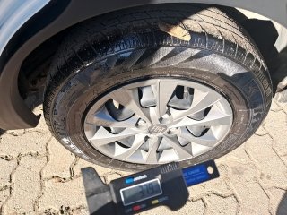 FIAT MOBI/TREKKING 1.0MT Pneu traseiro esq.