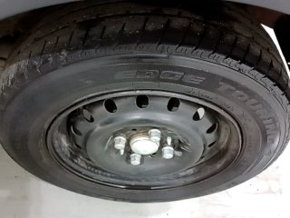 FIAT MOBI TREKKING 1.0MT Pneu traseiro esq.